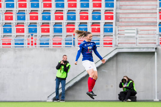 Jenna Dear of Vålerenga celebrates after scoring the 1-1 goal