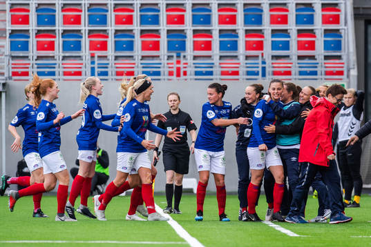 Jenna Dear of Vålerenga celebrates with teammates after 1-1