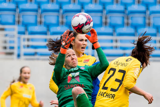 Goalkeeper Tinja Korpela of Vålerenga and Ingrid Syrstad Engen of LSK Kvinner