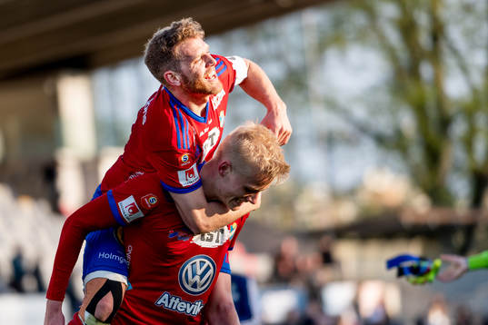 Östers Stefan Karlsson jublar med lagkamrat