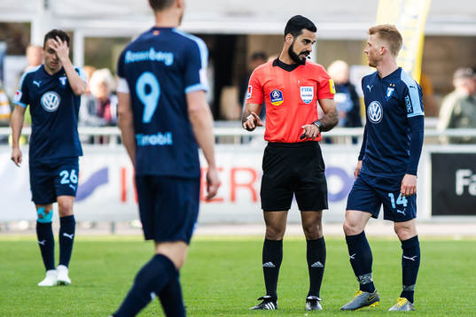 Domare Mohammed Al-Hakim i diskussion med Malmö FFs Anders