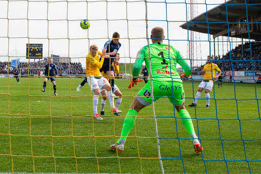 Malmö FFs Markus Rosenberg gör 0-1 bakom Falkenbergs målvakt Johan Brattberg i kamp med Jacob Ericsson