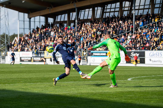 Malmö FFs Erdal Rakip och Falkenbergs målvakt Johan Brattberg i kamp om bollen