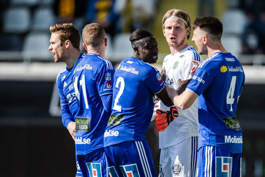 Sundsvalls målvakt William Eskelinen jublar med lagkamrater efter en räddad straff