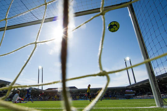 Häckens Alexander Jeremejeff skjuter 1-0 bakom Sundsvalls