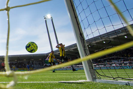 Häckens Alexander Jeremejeff jublar efter 1-0 bakom Sundsvalls målvakt William Eskelinen