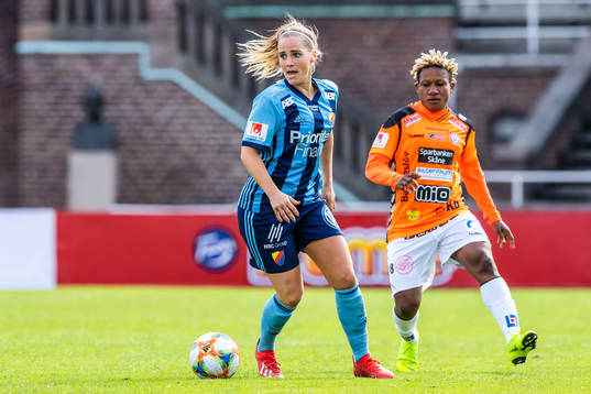 Djurgårdens Irma Helin  och Kristianstads Rita Chikwelu