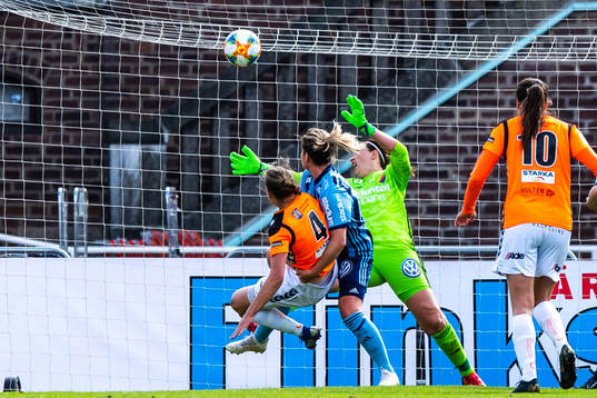 Kristianstads Therese Ivarsson gör 0-1 bakom Djurgårdens