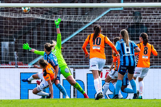 Kristianstads Therese Ivarsson gör 0-1 bakom Djurgårdens