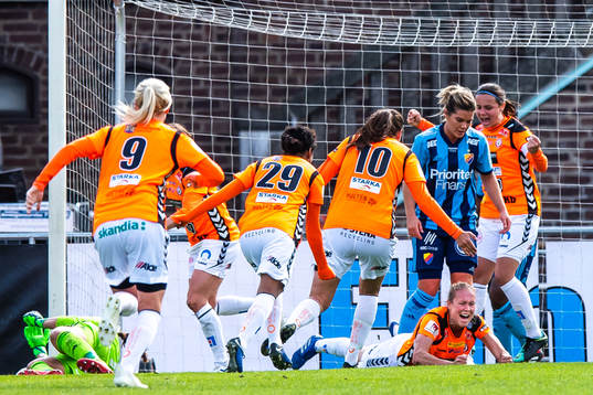 Kristianstads Therese Ivarsson jublar efter 0-1 bakom Djurgårdens Hanna Folkesson och målvakt Gudbjörg Gunnarsdottir