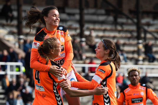 Kristianstads Anna Welin jublar med Therese Ivarsson efter 0-2