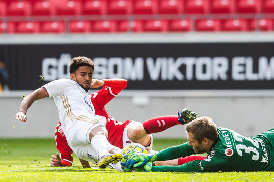 Östersunds Tesfaldet Tekie och Kalmars målvakt Lucas