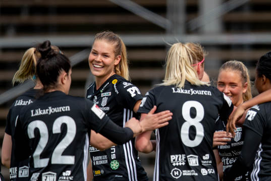 Piteås Nina Jakobsson jublar efter mål