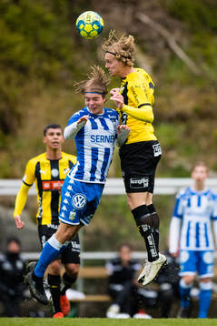 Häckens Gustav Berggren vinner en nickduell mot IFK Göteborgs Victor Olofsson