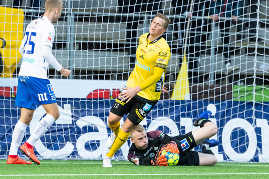 IFK Norrköpings målvakt Isak Pettersson räddar skott och