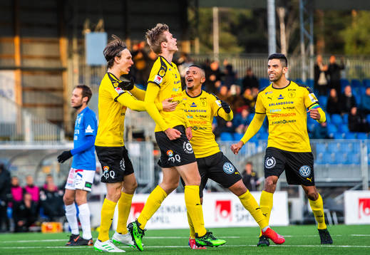 Frejs spelare jublar med Marcus Degerlund efter 2-2