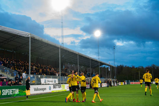 Frejs Luca Gerbino Polo jublar med lagkamrater efter 3-2