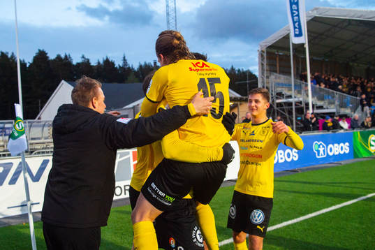 Frejs Luca Gerbino Polo jublar med Leo Bengtsson och lagkamrater