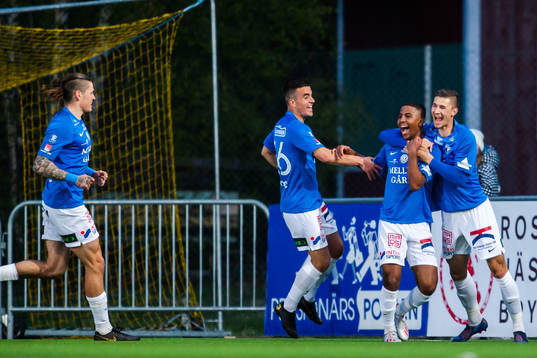 Frejs Nebiyou Perry jublar med lagkamrater efter 3-3