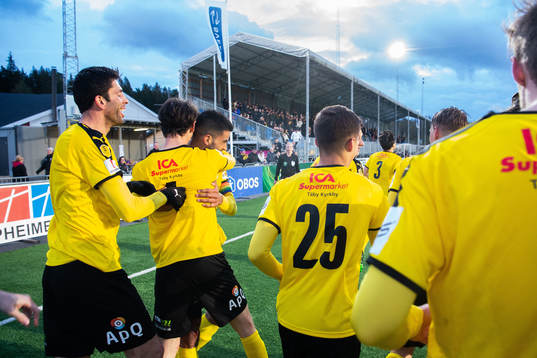 Frejs Luca Gerbino Polo jublar med lagkamrater efter 3-2