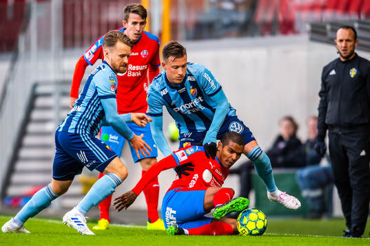 Helsingborgs Wanderson do Carmo i en kamp mot Djurgårdens