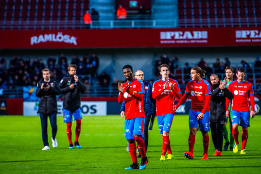 Helsingborgs spelare tackar supportrarna