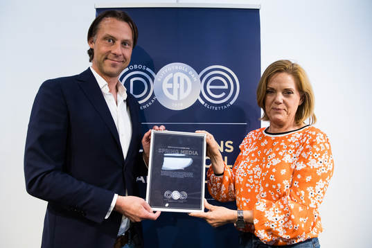 Hans Svelander, Spring Media, tar emot priset Årets Gamechanger av Annika Grälls, ordförande Elitfotboll Dam
