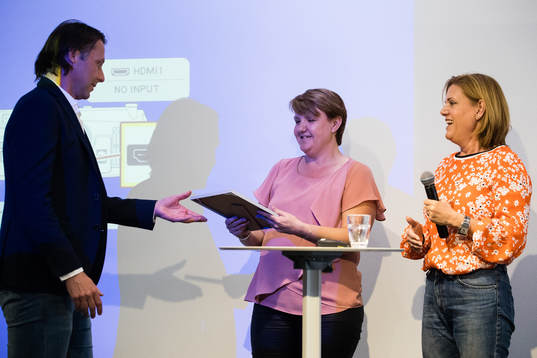 Hans Svelander, Spring Media, tar emot priset Årets Gamechanger av Linda Wijkström, kommersiell chef Elitfotboll Dam och Annika Grälls, ordförande Elitfotboll Dam