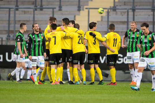 Frejs jublar efter att Hjalmar Ekdal gjort 0-1