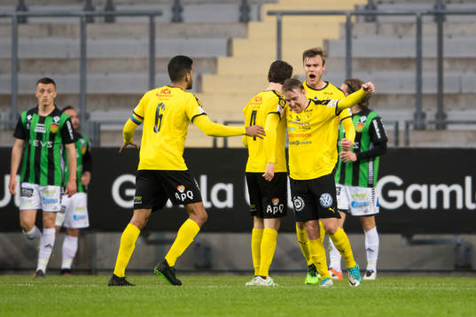 Frejs jublar efter att Hjalmar Ekdal gjort 0-1