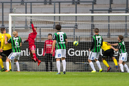 GAIS målvakt Marko Johansson ser 0-1 gå in