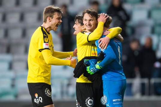Frejs Hjalmar Ekdal som gjorde matchens enda mål kramar om sin målvakt