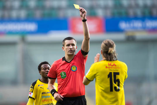 Domare Nermin Cisic ger Frejs Amadeus Sögaard gult kort