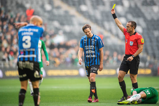 Sirius Jesper Arvidsson tilldelas ett gult kort av domare