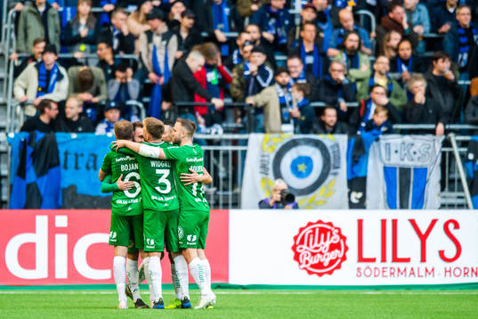 Hammarbys spelar jublar med Muamer Tankovic efter 2-0 