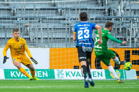 Hammarbys Muamer Tankovic gör 1-0 på straff bakom Sirius