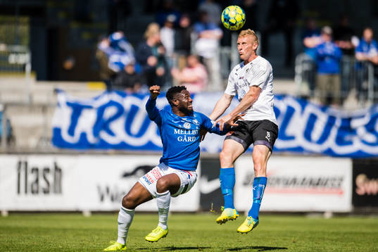 Trelleborgs Dennis Agyare Antwi och Halmstads Peter Larsson