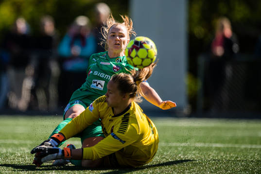 Rosengårds Anam Imo och Limhamn Bunkeflos målvakt Vera Amanda Varis 