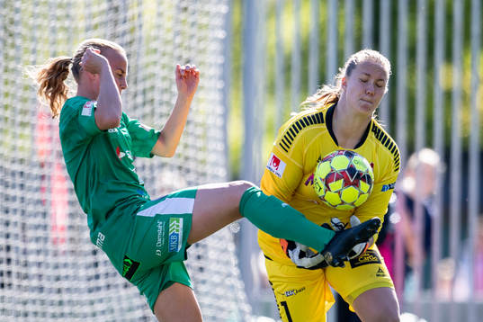 Rosengårds Ebba Wieder framför Limhamn Bunkeflos målvakt Vera Amanda Varis