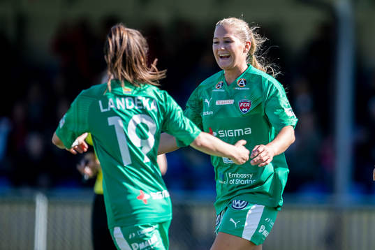 Rosengårds Lisa-Marie Utland och Iva Landeka jublar