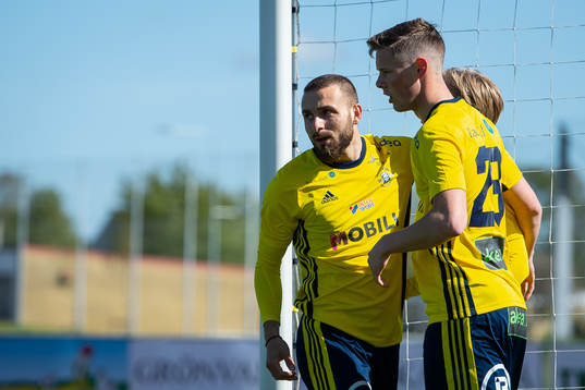 Ängelholms Filip Pivkovski och Philip Comnell jublar efter Alexander Engholms 1-0 mål