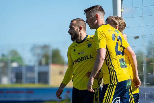 Ängelholms Filip Pivkovski och Philip Comnell jublar efter Alexander Engholms 1-0 mål