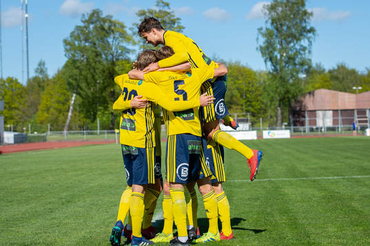 Ängelholms spelare jublar efter Emil Rydströms 2-0 mål