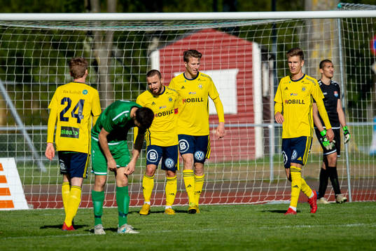 Ängelholms spelare jublar efter 4-0 målet