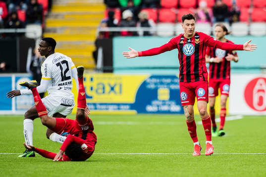 Östersunds Jamie Hopcutt reagerar på en tackling av