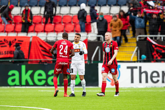 Östersunds Ronald Mukiibi och Häckens Ahmed Yasin tackar