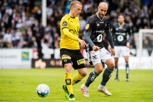 Daniel Gustavsson of Lillestrøm and Tore Reginiussen of Rosenborg