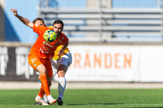 AFC Eskilstunas Denni Avdic och Falkenbergs Carl Johansson