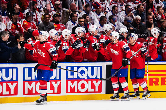 Players of Norway celebrates