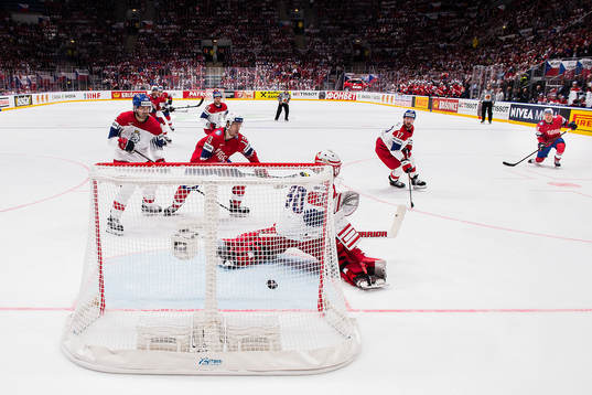 Tobias Lindström of Norway  scores 1-2